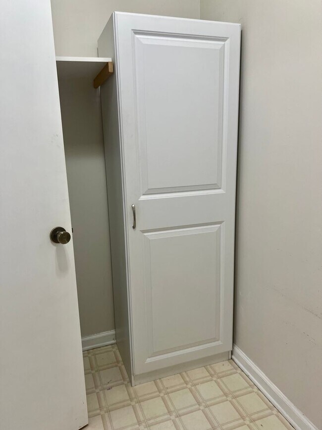 Building Photo - COMING SOON! 3 Bedroom, 2 Bath Home off Ne...