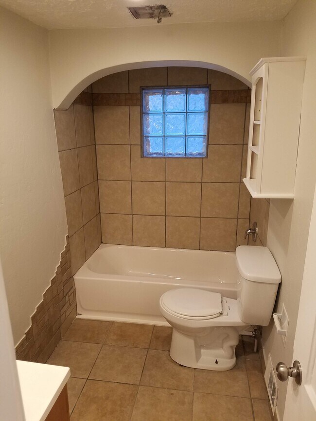 Building Photo - 831 S Edison St