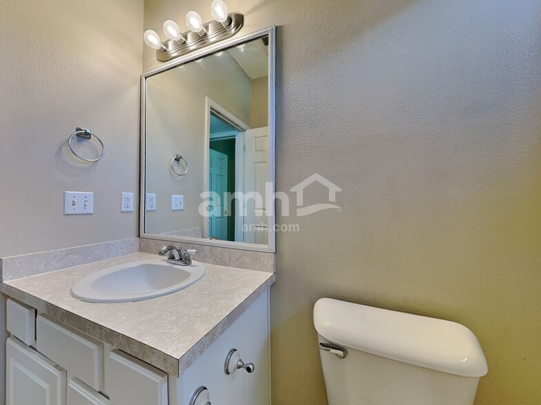 Building Photo - 525 Amsonia Cir