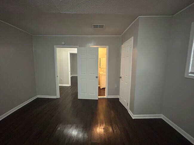 Building Photo - 2926 Mimosa Ave