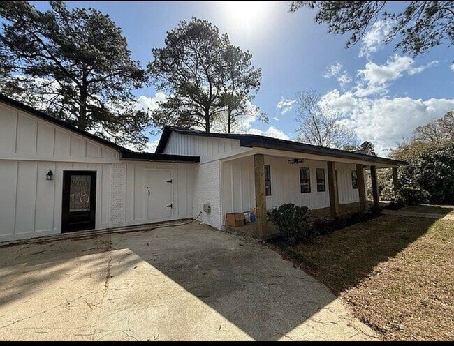 Building Photo - 81 Lakeview Dr
