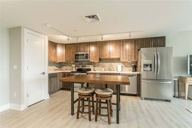 Building Photo - 205 Lakeshore Dr