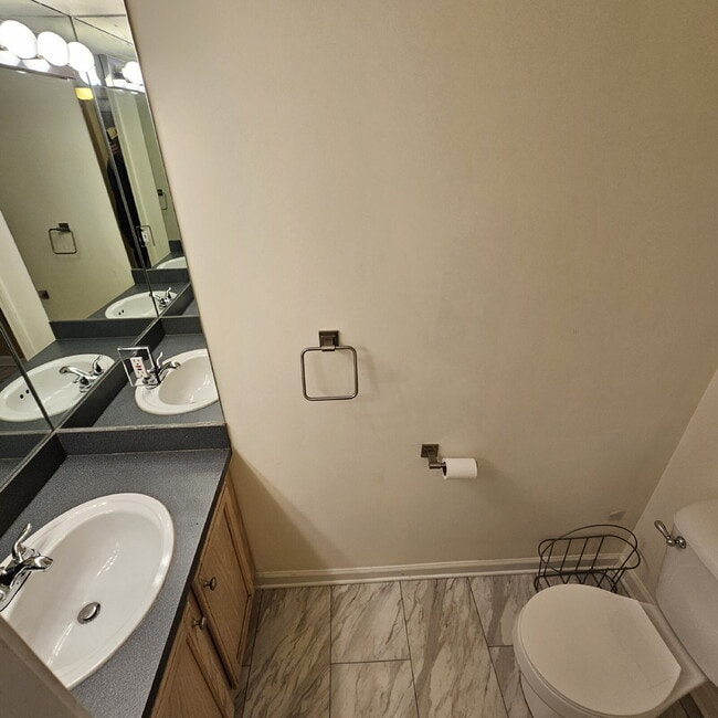 Building Photo - 2 Bedroom, 1.5 Bathroom Townhouse. Large L...