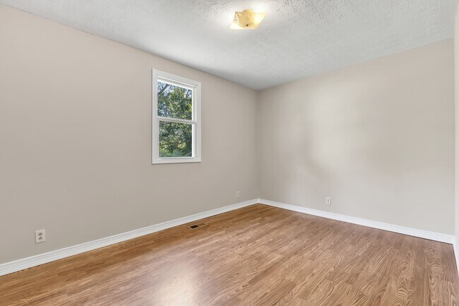 Building Photo - 844 Circle Dr