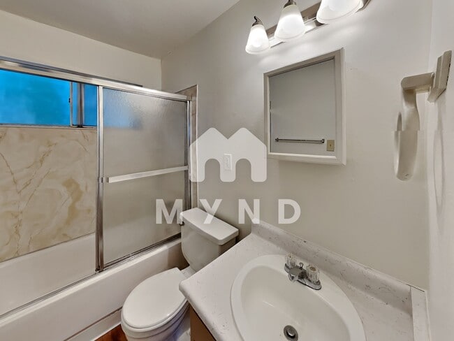 Building Photo - 2418 T St Apt 5