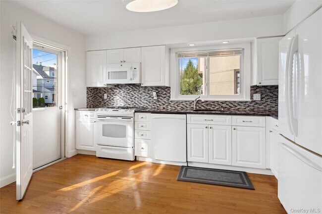 Building Photo - 138 Colonial Pl