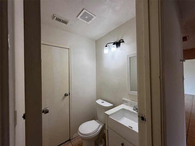 Building Photo - 4702 Ridgemar Cir