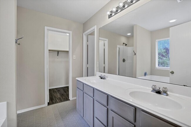 Building Photo - 9641 Olivia Dr