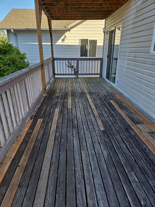 Building Photo - PRELEASING: 4 bdrm/1.5 bath house near WWU Park-N-Ride