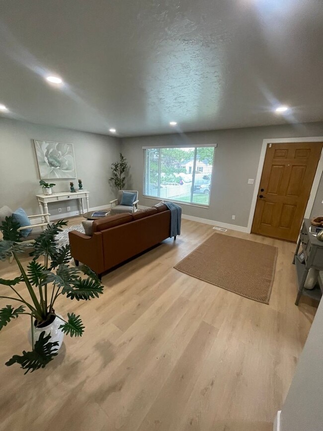 Building Photo - Spacious 5 Bedroom House in Salt Lake