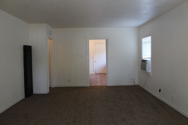 Building Photo - Recently Updated 2 Bedroom Duplex!!!