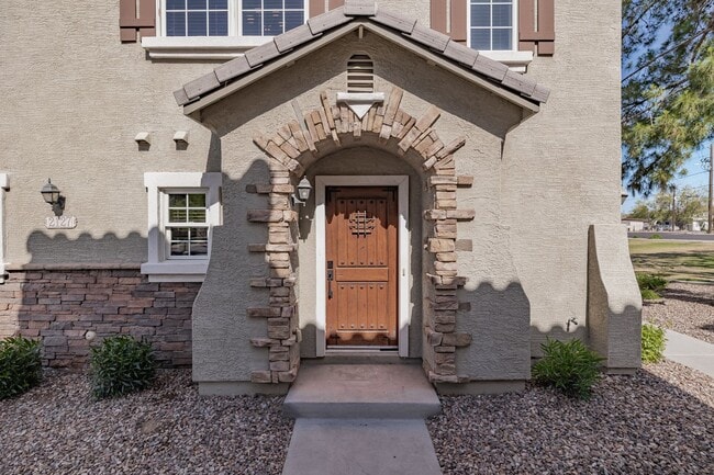 Building Photo - Newly updated townhouse with 2 car garage!