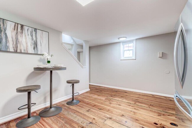 Building Photo - 2 Level Condo with parking, close to metro...