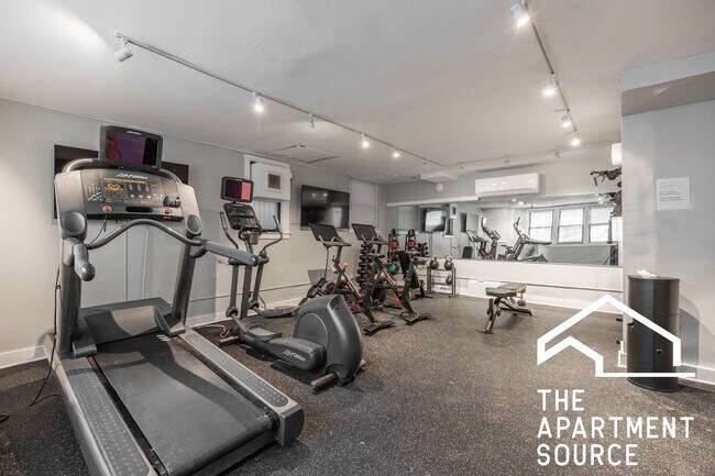 Building Photo - 1140 N La Salle Dr