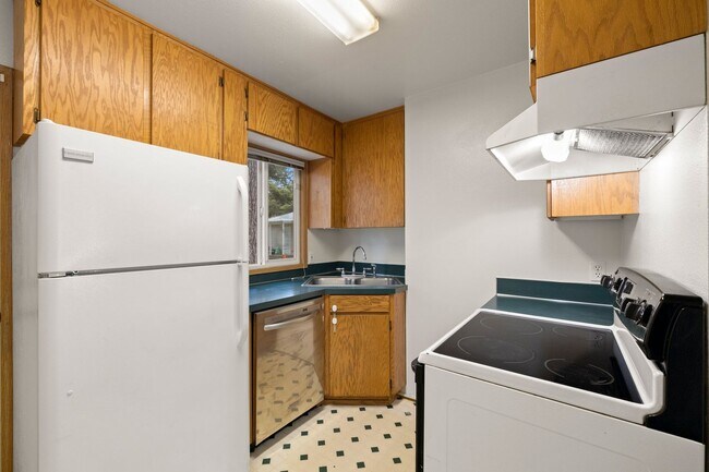 Building Photo - Spacious 2bedroom 1 bath in well maintained 4 Plex!