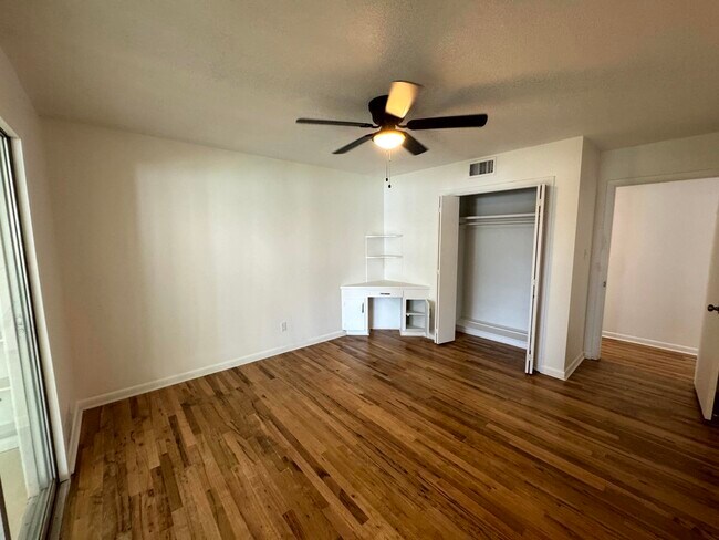 Building Photo - 101 Lake Breeze Dr