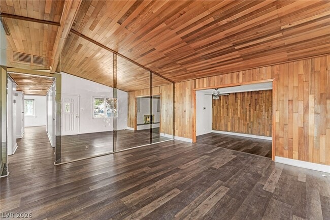 Building Photo - 1828 Hassett Ave