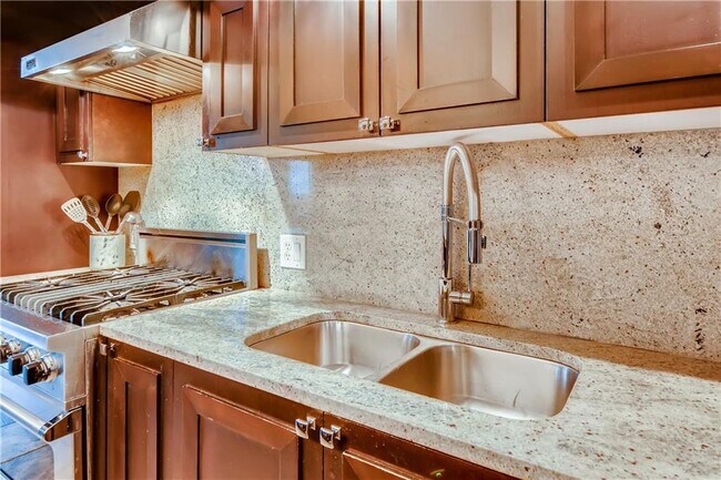 Building Photo - 1820 Peachtree Rd NW