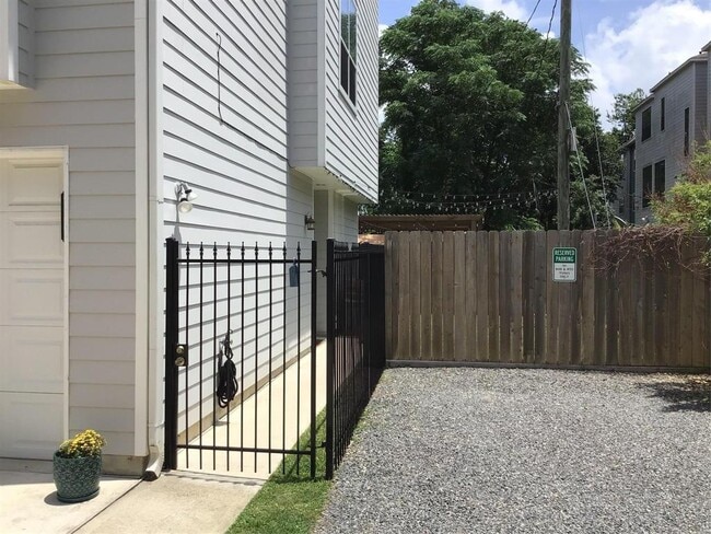 Primary Photo - 850 W 20th St