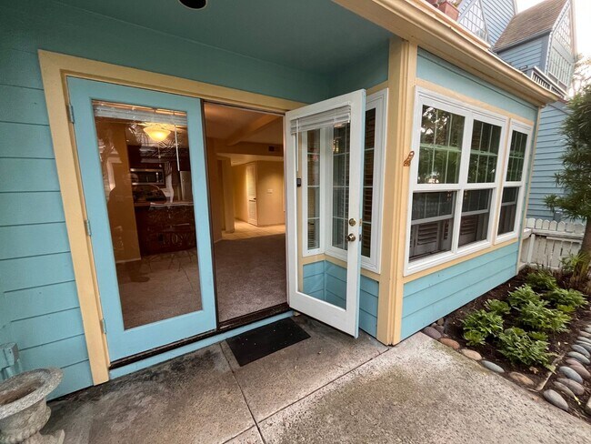 Building Photo - Mission Beach, 2 bedroom, 2 bathroom, with New Carpet, Parking, Laundry, Patio (807 Nantasket Ct....