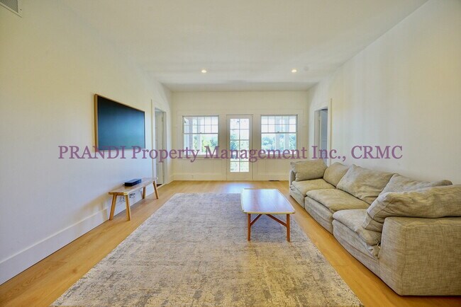 Building Photo - Classic, Modern and Private Home with Fres...