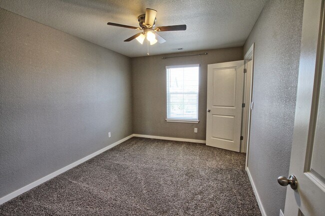 Building Photo - 6 bed 4 bath 3 car garage Crystal Valley Ranch house