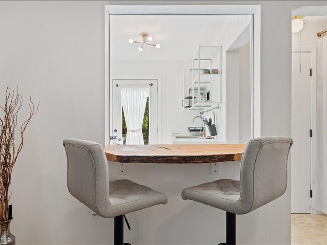 Building Photo - 14975 River Rd