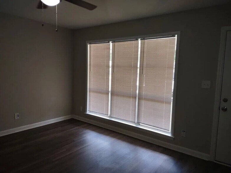 Building Photo - 1630 Edgechester Ave