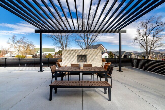 Building Photo - Beautiful Fully Furnished Custom Home in Rancharrah