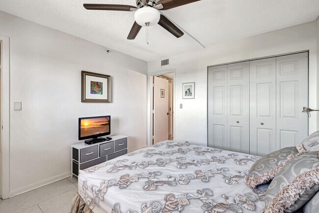 Building Photo - 6866 Huntington Ln