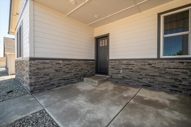 Building Photo - 761 Spyglass