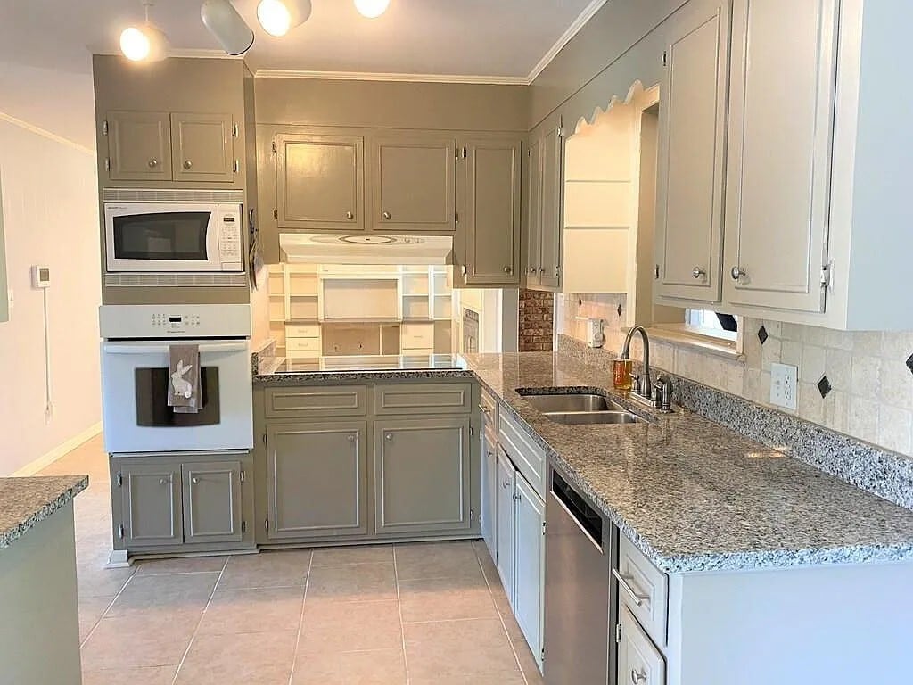 Building Photo - 2709 Rosewood Dr