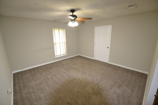 Building Photo - Zachary School District! 3 bedroom, 2 bath home in coveted Marita Terrace Subdivision