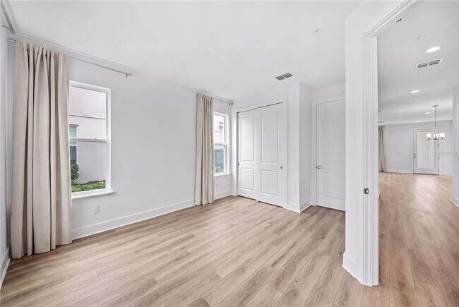 Building Photo - 1856 Crowncrest Dr