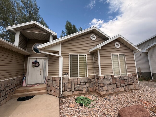 Building Photo - Spacious 3-Bedroom, 2-Bathroom Home with a Beautiful Yard in Cedar City