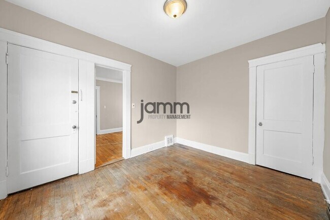 Building Photo - 1695 Glenmont Lower