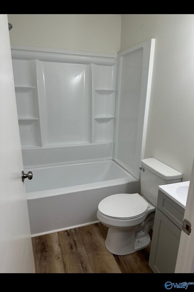 Building Photo - 1114 NW Oakwood Ave