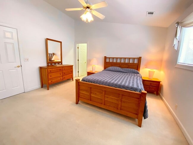 Building Photo - FULLY-FURNISHED GORGEOUS TOWNHOME!