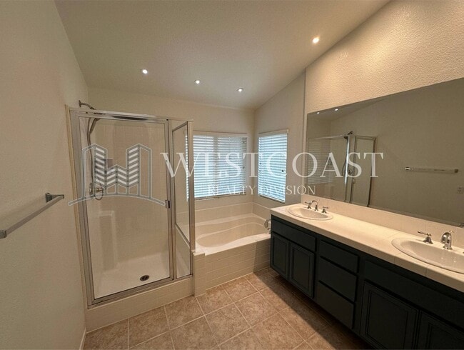 Building Photo - AVAILABLE NOW!!! 3 Bedroom 3 bath Private OASIS backyard in Vista, CA.