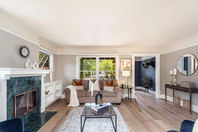 Building Photo - Updated 3BD/2BA Menlo Park Home with French Oak Floors + Bonus Room