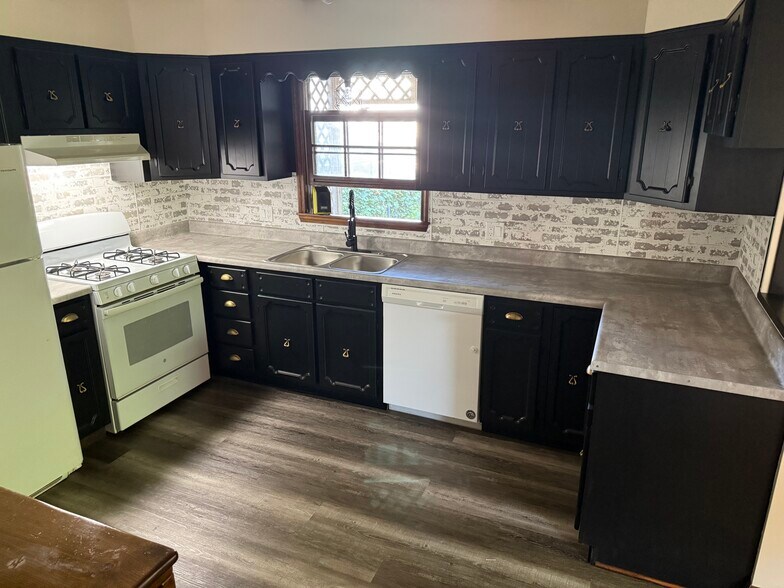 Kitchen w/ gas stove, Fridge and Dishwasher - 208 5th Ave
