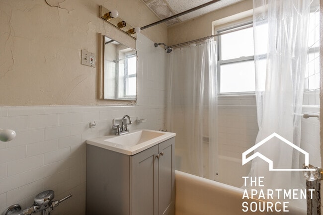 Building Photo - 6930 N Greenview Ave