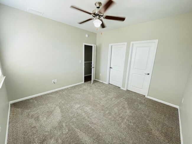 Building Photo - 4BD/4.5BA in ROWANDALE!