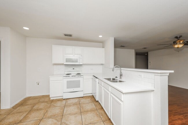 Building Photo - $1,850 4 Bed/2 Bath/2 Garage Ready for Move-in Home in Woodland Creek