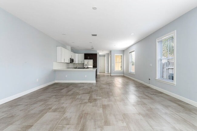 Building Photo - 1031 NE 13th Ave