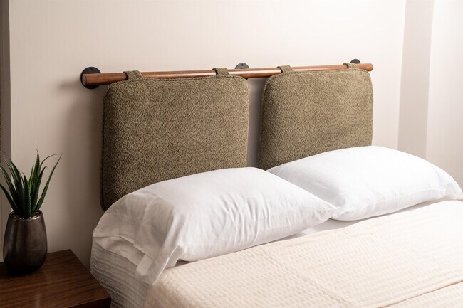 Building Photo - 612 W 8th Ave