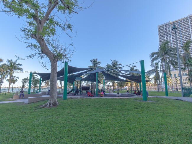 Building Photo - 1717 N Bayshore Dr