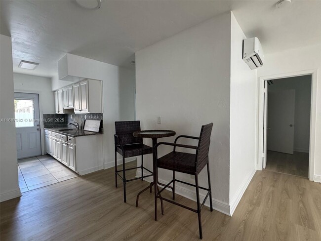 Building Photo - 2120 Biarritz Dr