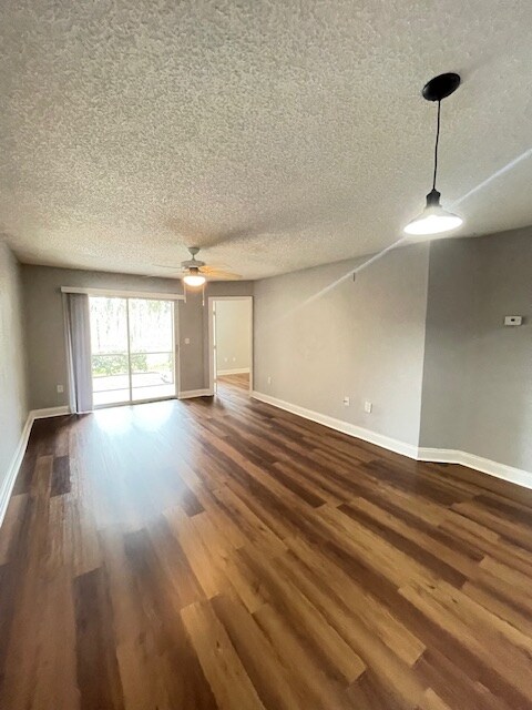 Building Photo - 8832 Coral Palms Ct