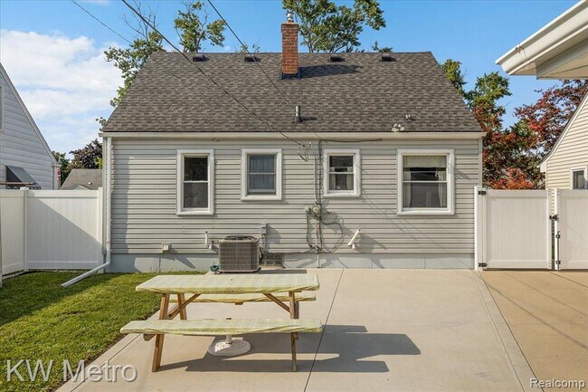 Building Photo - 908 Bauman Ave